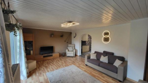 Geräumig ausgelegte Ferienwohnung in der oberen Etage mit Bergblick vom privaten Balkon